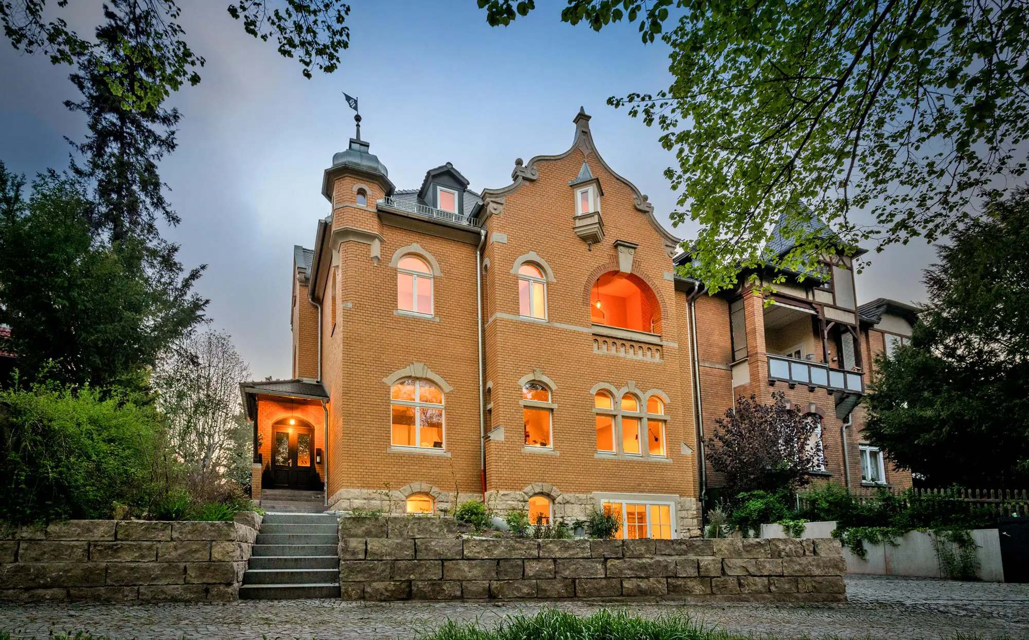 Außenansicht der Weinvilla 1901 in Naumburg, eine renovierte Jugendstilvilla im Bürgergartenviertel bei Dämmerung.